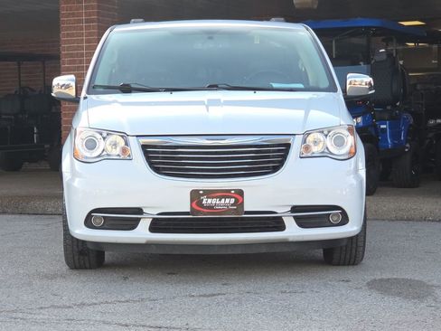 Used 2015 Chrysler Town & Country Limited Platinum image 2