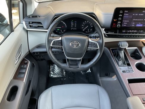 Used 2024 Toyota Sienna XLE image 18