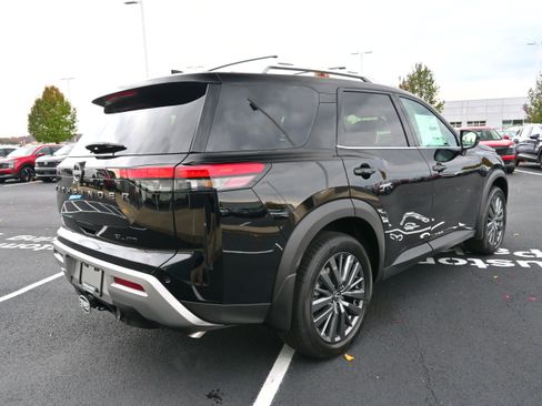 New 2025 Nissan Pathfinder SL w/ SL Premium Package image 8