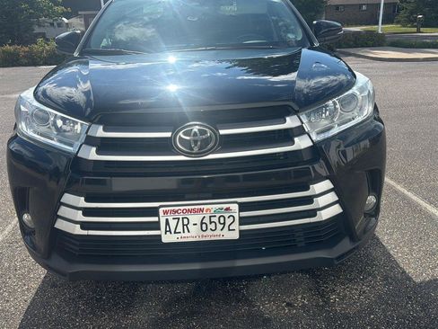 Used 2019 Toyota Highlander XLE AWD/4WD image 2