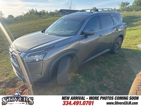 Used 2022 Nissan Pathfinder SL w/ SL Premium Package image 3