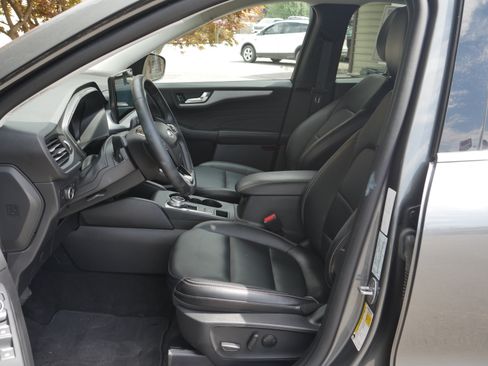 Certified 2025 Ford Escape Platinum AWD/4WD image 3
