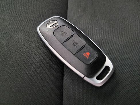 Used 2023 Nissan Rogue S image 32