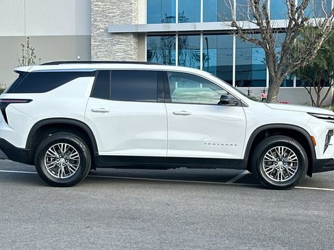 Used 2024 Chevrolet Traverse LT image 3