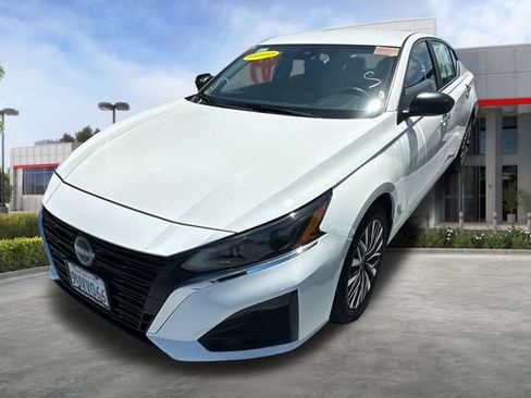 Used 2025 Nissan Altima 2.5 SV FWD image 3
