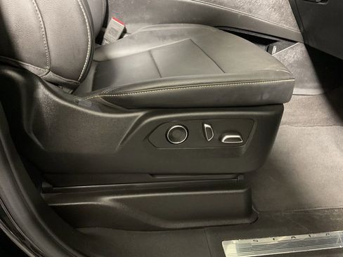 Used 2022 Cadillac Escalade Luxury image 34