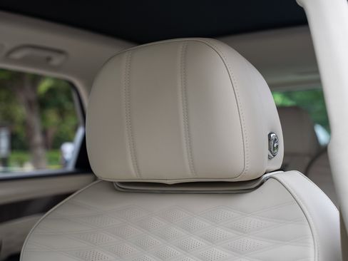 Used 2024 Bentley Bentayga Extended Wheelbase image 16