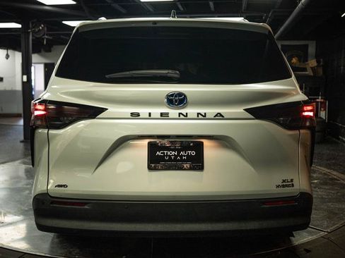Used 2023 Toyota Sienna XLE AWD/4WD image 6