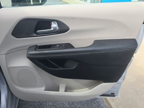 Used 2024 Chrysler Pacifica Touring-L image 40