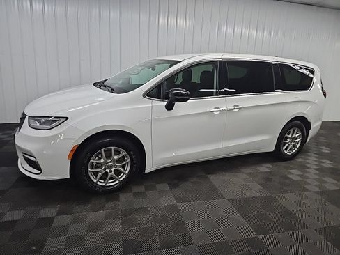 Used 2024 Chrysler Pacifica Touring-L FWD image 6