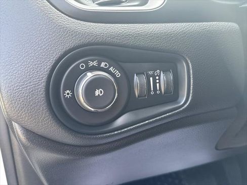 Used 2020 Jeep Renegade Latitude w/ Cold Weather Group AWD/4WD image 14