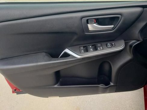Used 2017 Toyota Camry SE w/ Moonroof Package FWD image 11