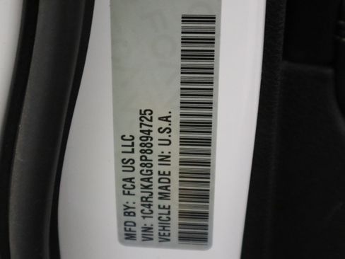 Used 2023 Jeep Grand Cherokee L Laredo image 37