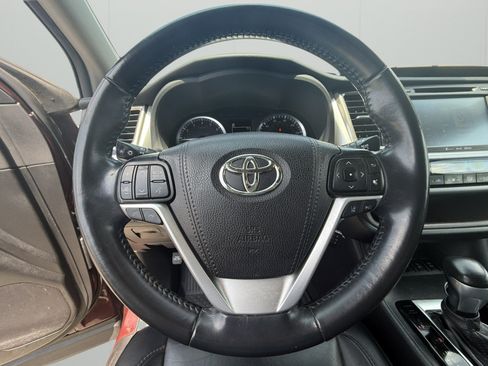 Used 2019 Toyota Highlander XLE AWD/4WD image 17