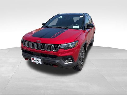 Used 2025 Jeep Compass Trailhawk AWD/4WD image 5