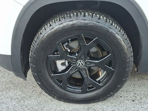 Used 2025 Volkswagen Atlas Peak Edition SE image 28