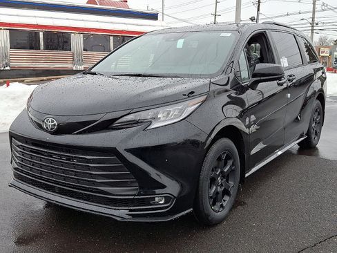 New 2026 Toyota Sienna XLE Woodland Edition image 2