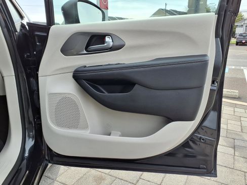 Used 2023 Chrysler Pacifica Touring-L image 12