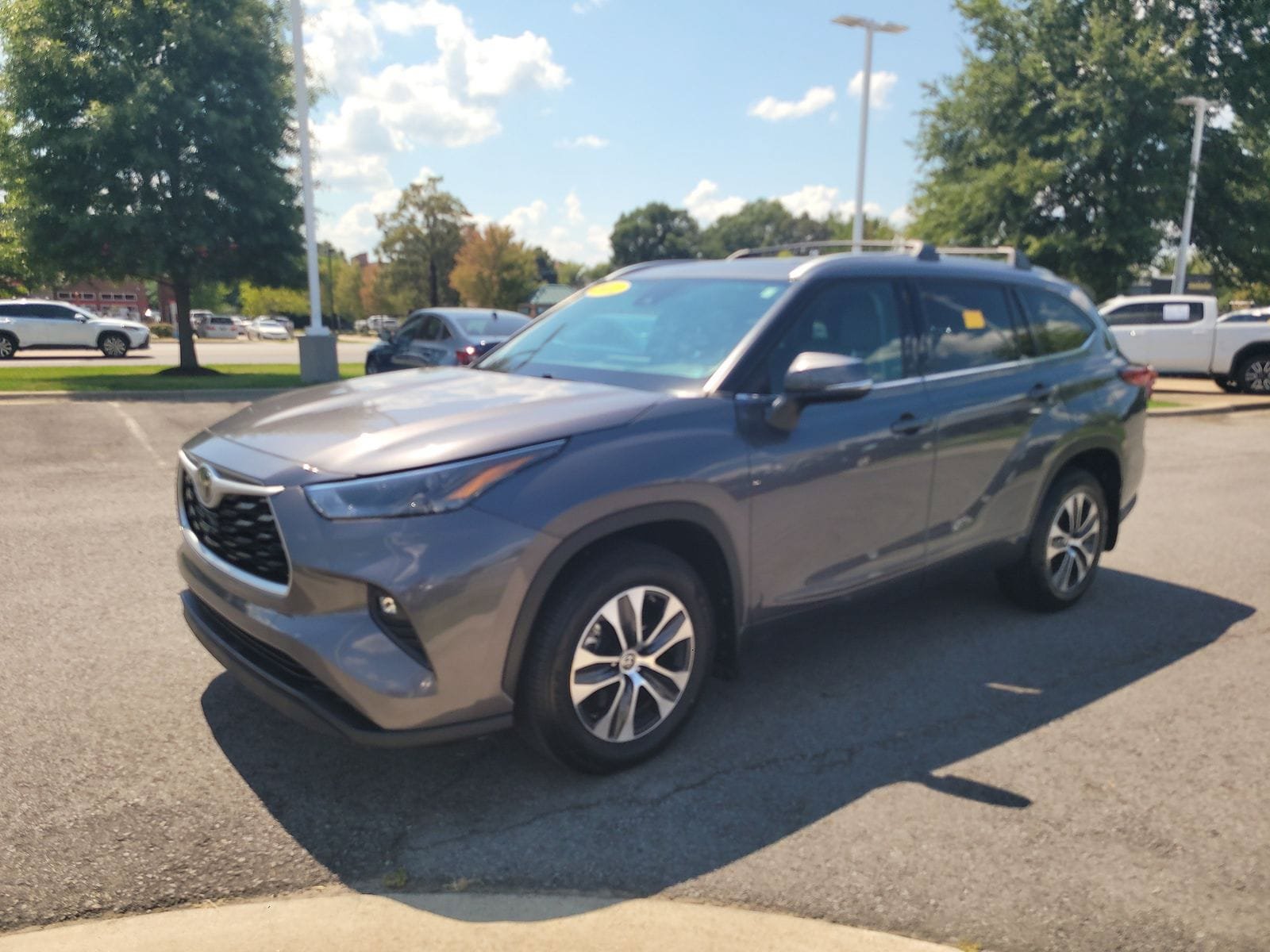 Used 2022 Toyota Highlander XLE AWD/4WD image 7