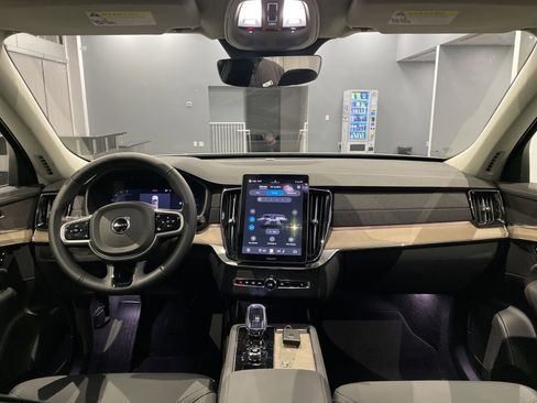 Used 2025 Volvo XC90 B6 Plus image 33