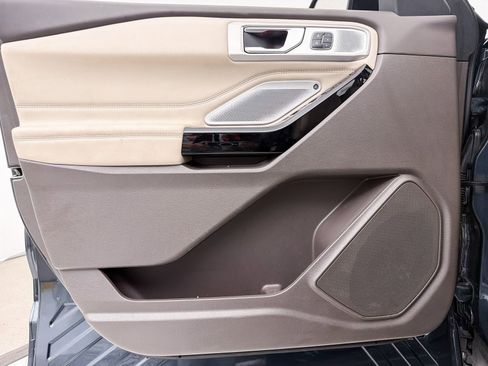 Used 2023 Ford Explorer Platinum w/ Technology Package image 19