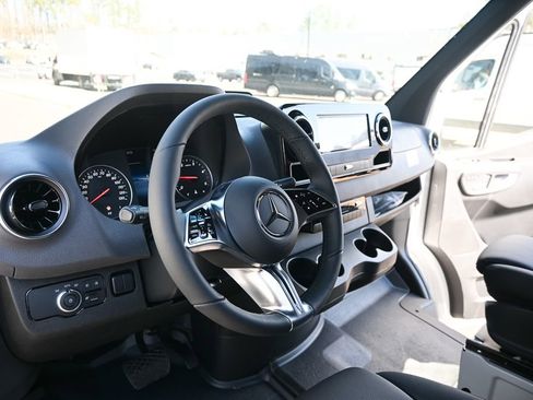Used 2025 Mercedes-Benz Sprinter 2500 image 6