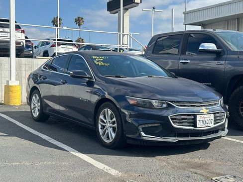 Used 2017 Chevrolet Malibu LT FWD image 4