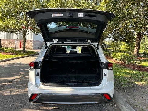Used 2022 Toyota Highlander Limited FWD image 11