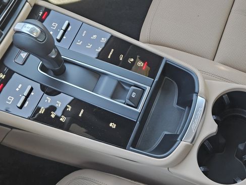 Certified 2025 Porsche Macan image 20