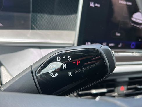 Used 2025 Volkswagen Tiguan SE w/ Panoramic Sunroof Package AWD/4WD image 24