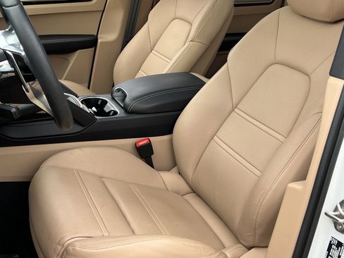 Certified 2023 Porsche Cayenne Platinum Edition image 5