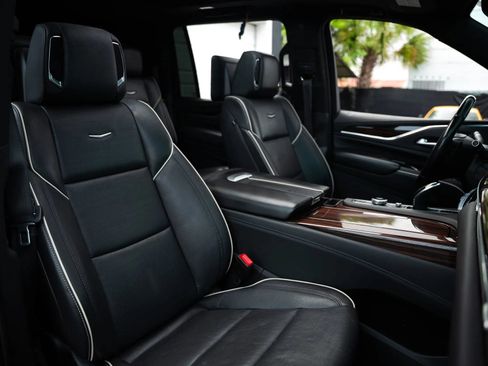 Used 2021 Cadillac Escalade ESV Premium Luxury w/ Performance Package AWD/4WD image 32