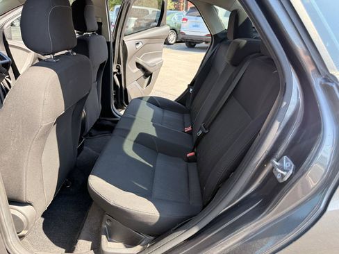 Used 2018 Ford Focus SE w/ SE Appearance Package FWD image 16