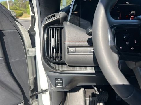 Used 2025 Nissan Armada PRO-4X image 28