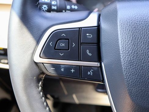 Used 2025 Toyota Highlander XLE FWD image 17