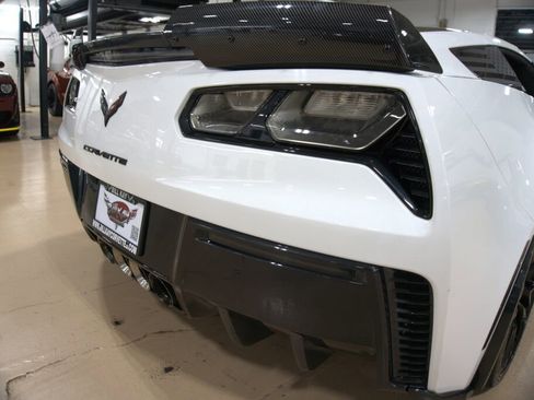 Used 2015 Chevrolet Corvette Z06 w/ 3LZ Preferred Equipment Group image 21