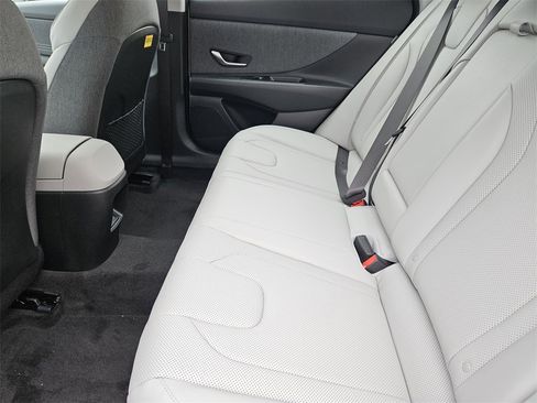 New 2025 Hyundai Elantra Limited image 30