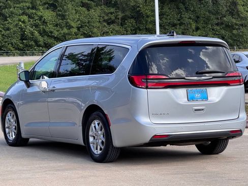 Used 2023 Chrysler Pacifica Touring-L FWD image 13