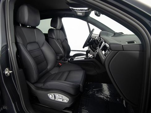 Certified 2026 Porsche Macan AWD/4WD image 36