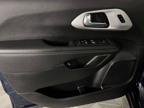 Certified 2024 Chrysler Pacifica Limited image 25