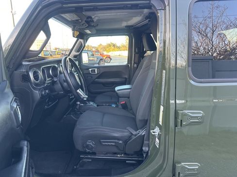 Used 2022 Jeep Gladiator Overland w/ Cold Weather Group image 16