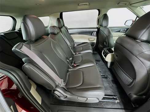 Certified 2025 Kia Carnival image 7