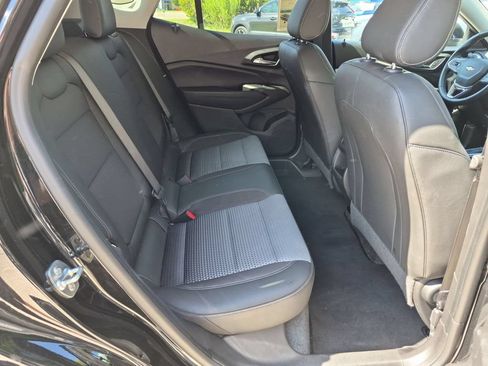 Used 2025 Chevrolet Trax LT w/ LT Convenience Package FWD image 29