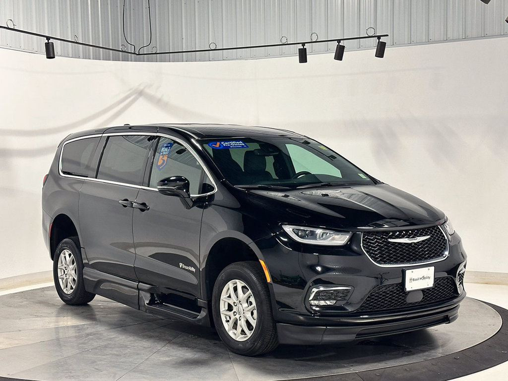 Used 2025 Chrysler Pacifica Select FWD image 3