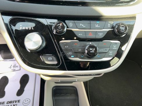 Used 2024 Chrysler Pacifica Touring-L image 19