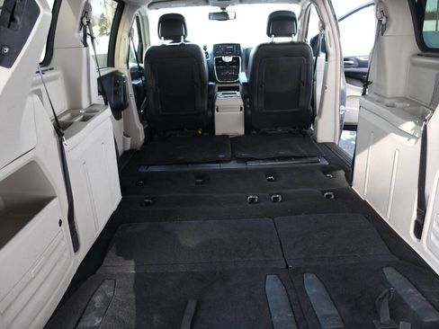 Used 2014 Chrysler Town & Country Touring-L w/ Driver Convenience Group image 28