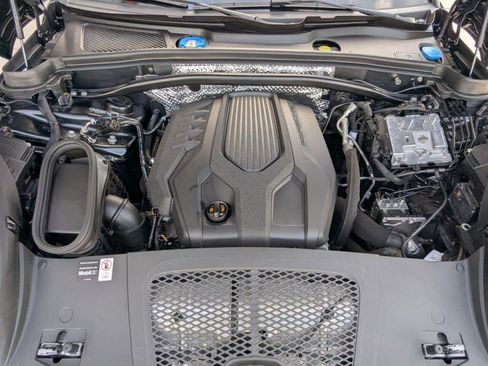 Certified 2025 Porsche Macan image 27