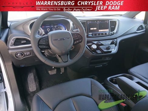 New 2026 Chrysler Pacifica Select image 18