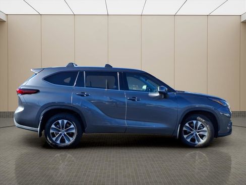 Used 2022 Toyota Highlander XLE image 23