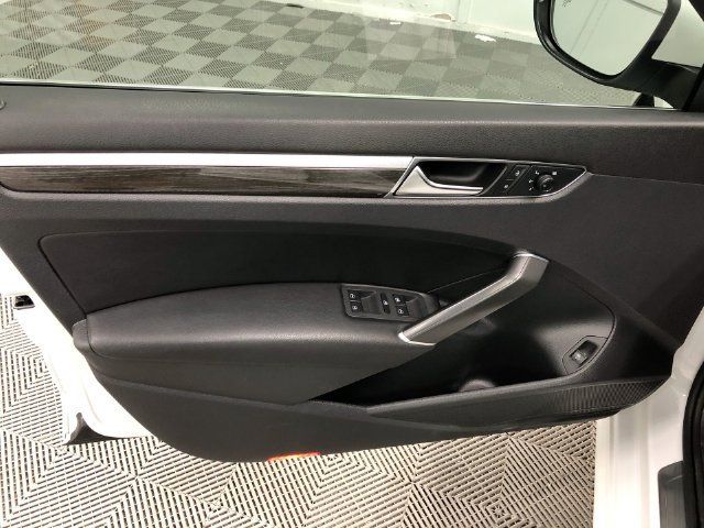 Used 2018 Volkswagen Passat 3.6 SEL Premium FWD image 12